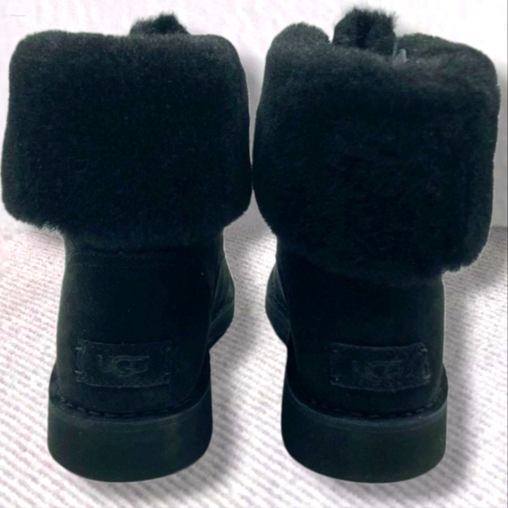 NWOT UGG WEYLYN BLACK SUEDE LACE UP BOOTIES SIZE 9 - Picture 3 of 6
